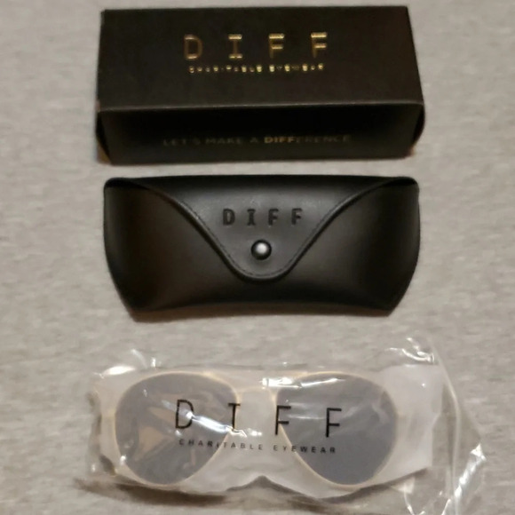 Diff Unisex Gold Aviator Sunglasses - Picture 4 of 5